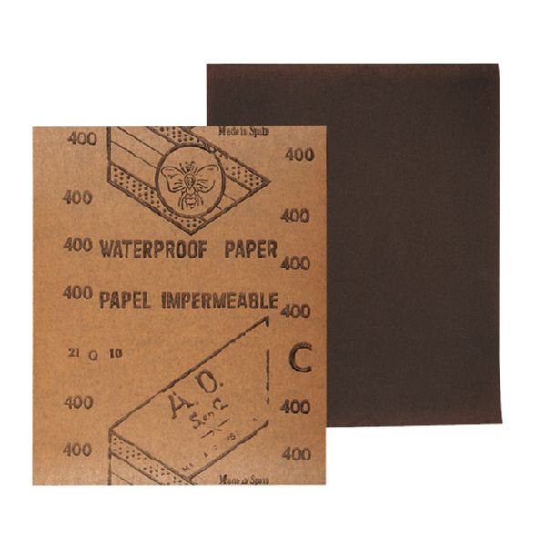 Papel abrasivo impermeable.